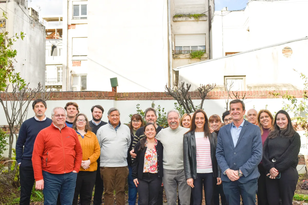 El equipo de Tekhne en el patio de las oficinas de Buenos Aires