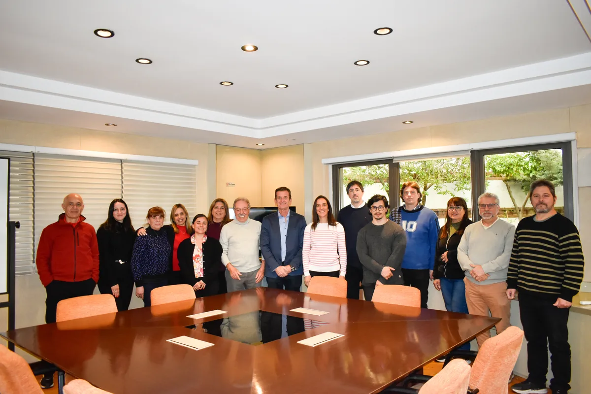 El equipo de Tekhne en la sala de reuniones