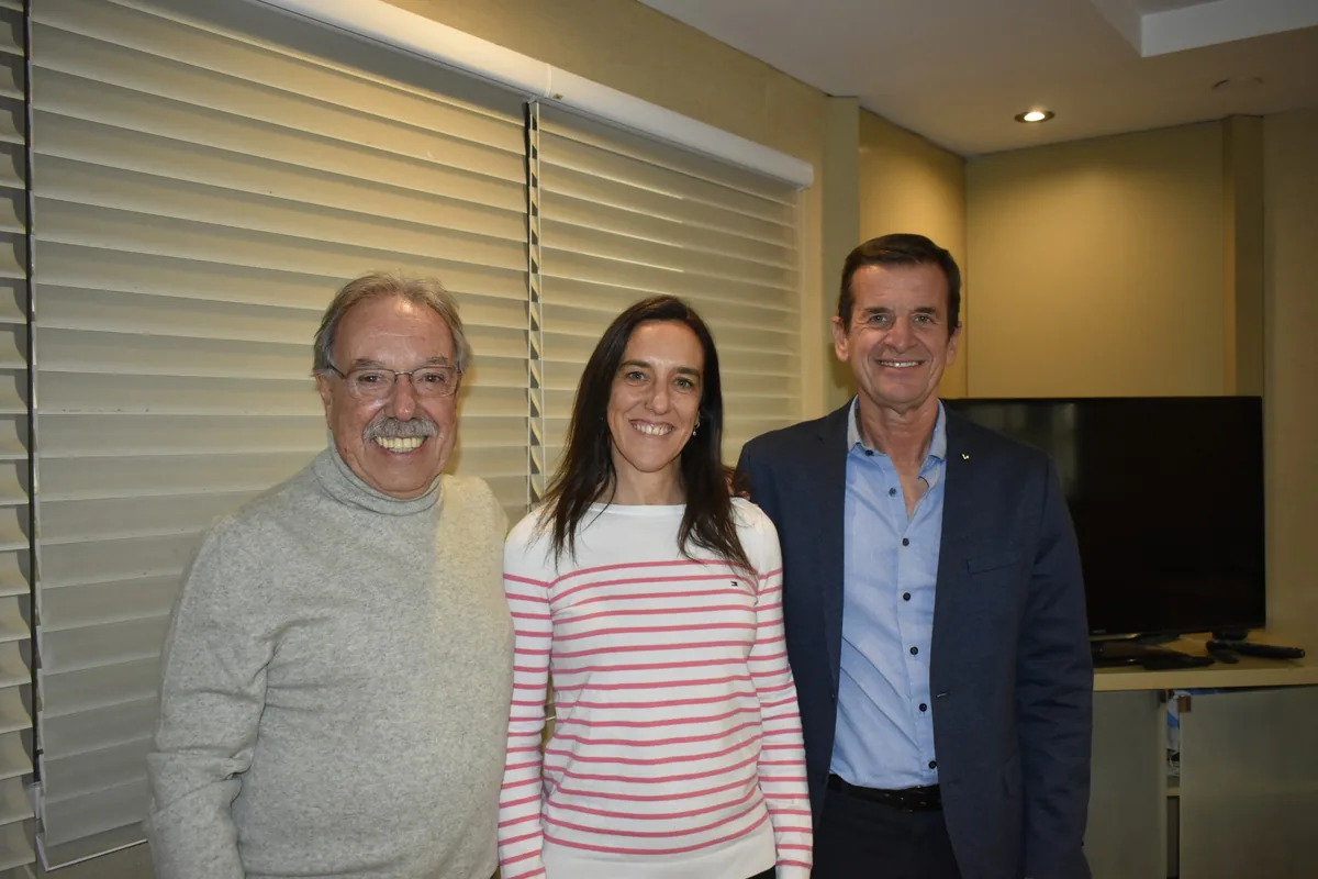 Tres integrantes del equipo de Tekhne en las oficinas