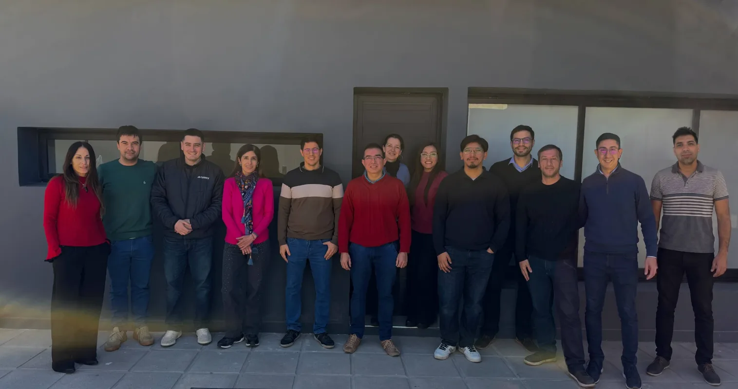 El equipo de Tekhne reunido frente a las oficinas